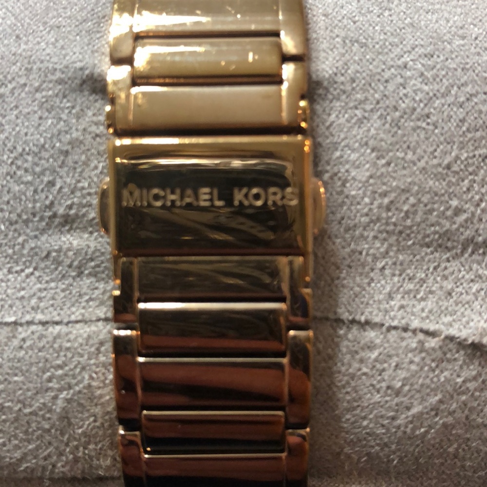 Michael Kors Rose Gold Watch. - Picture 7 of 7